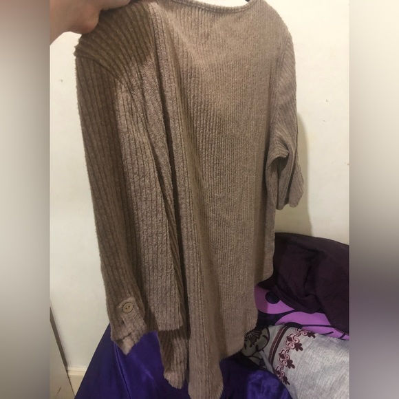 Tan sweater perfect for fall 🍁 - Picture 3 of 4